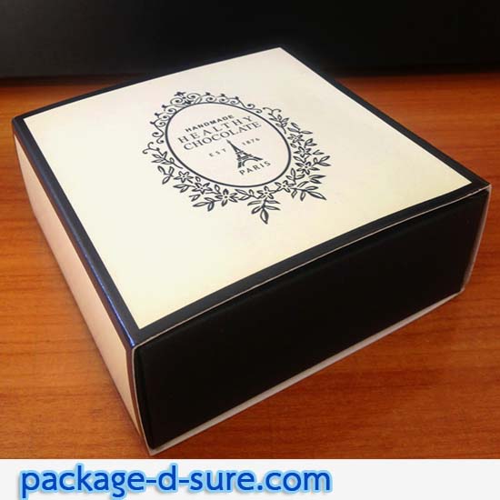 กล่องช็อคโกแลต 4 ช่อง 9x9x3.5 ลายหอไอเฟล กรมท่า เหลืองอ่อน