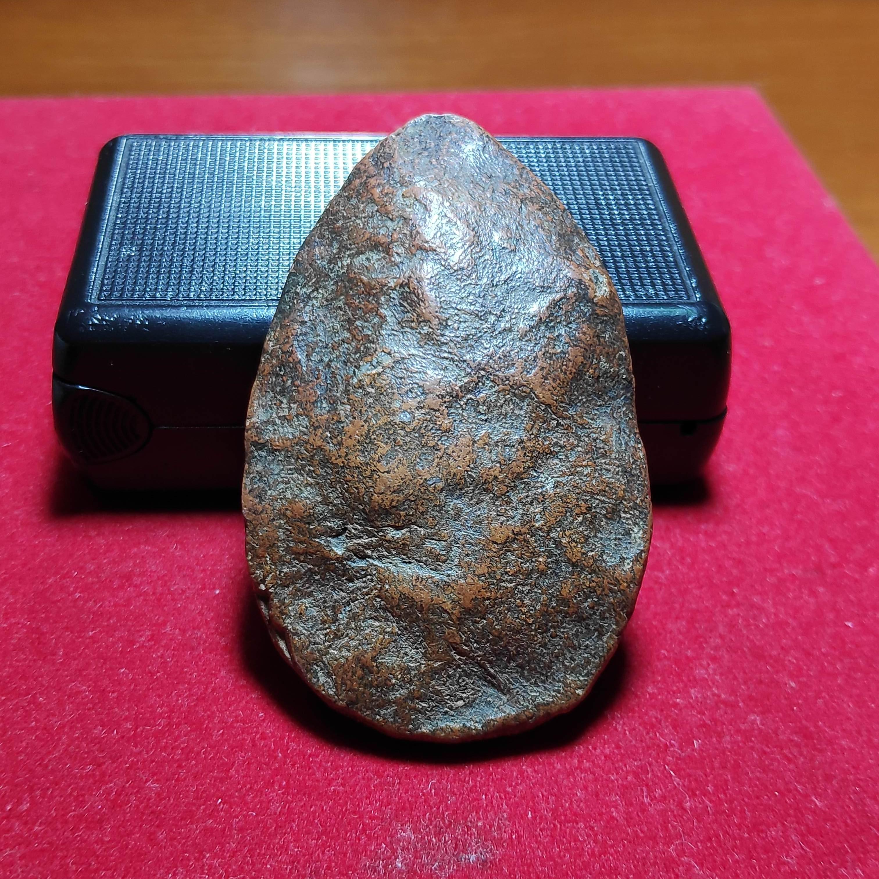 พระขุนเเผนไข่ผ่าซีกกรุวัดพระรูปเนื้อดิน