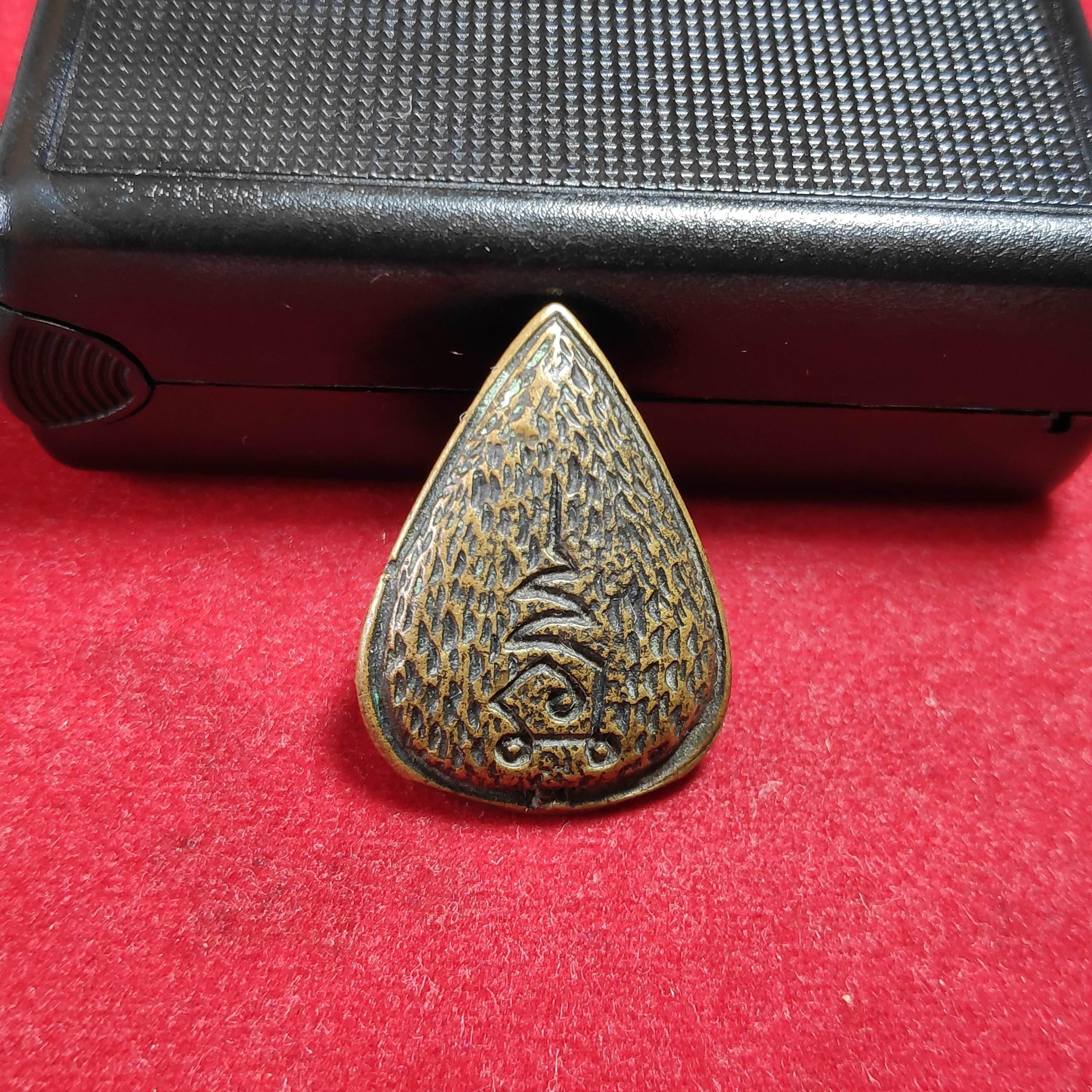 เหรียญหล่อหยดน้ำพิมพ์พระประธานหลวงปู่โต๊ะวัดประดู่ฉิมพลีปี2523