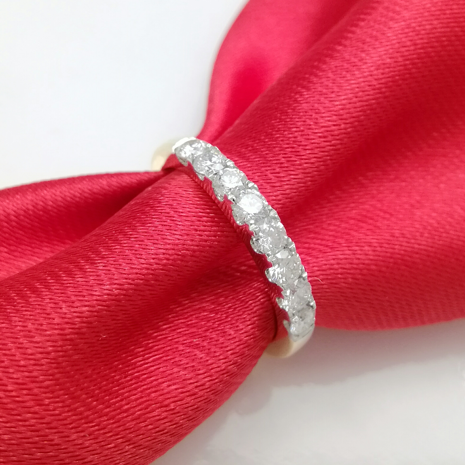 แหวนเพชรแถวเรียงน้ำหนักรวม 0.40 cts