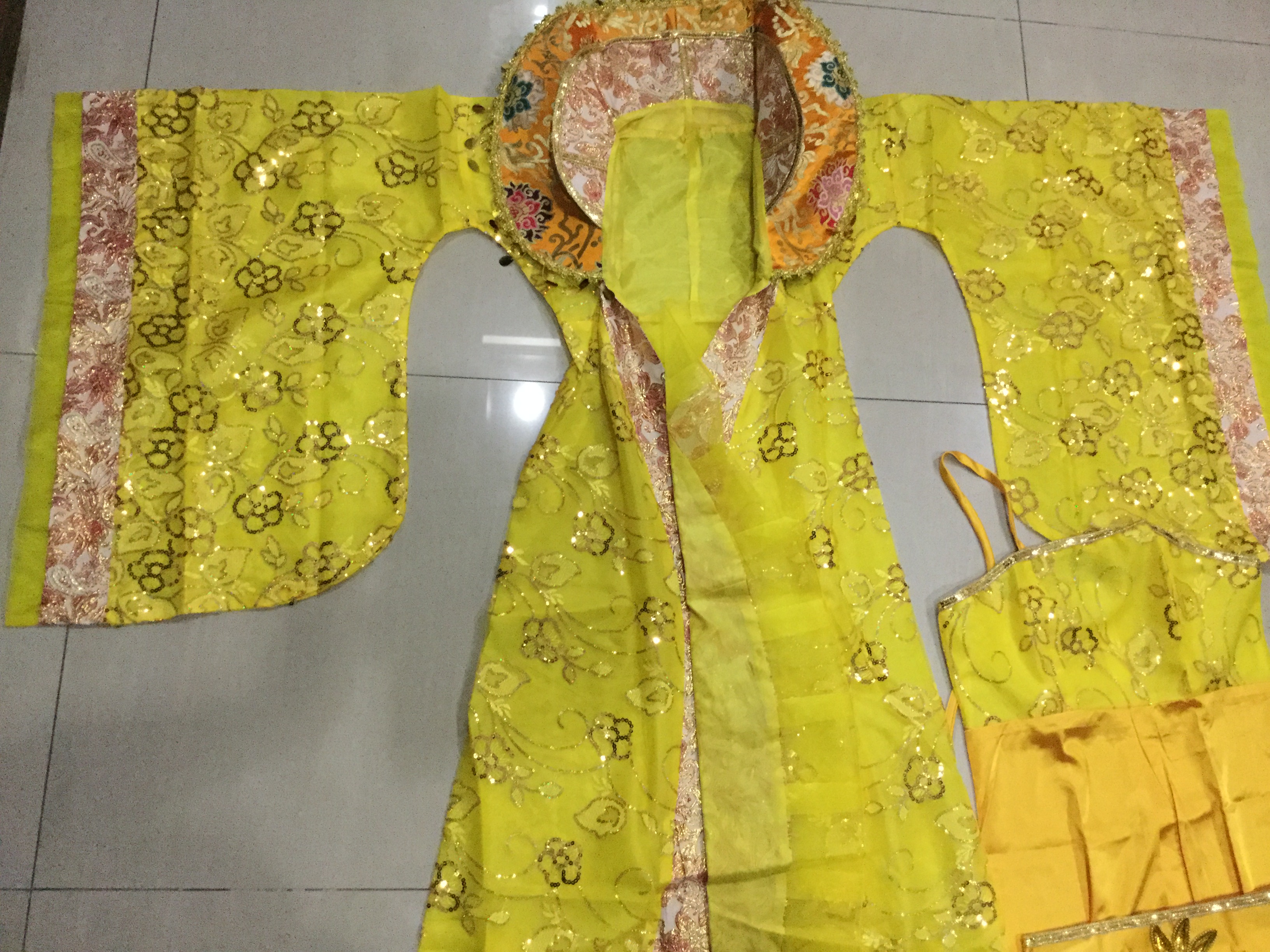 ชุดองค์หญิงราชวงค์ถังสีเหลืองขอบชมพู รหัส HN 282 สินค้าพร้อมส่ง