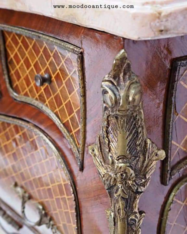 โต๊ะบอมบ์ขอบทองเหลือง