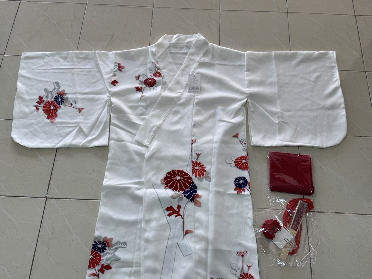#กิโมโน สีขาวลายดอกแดง
