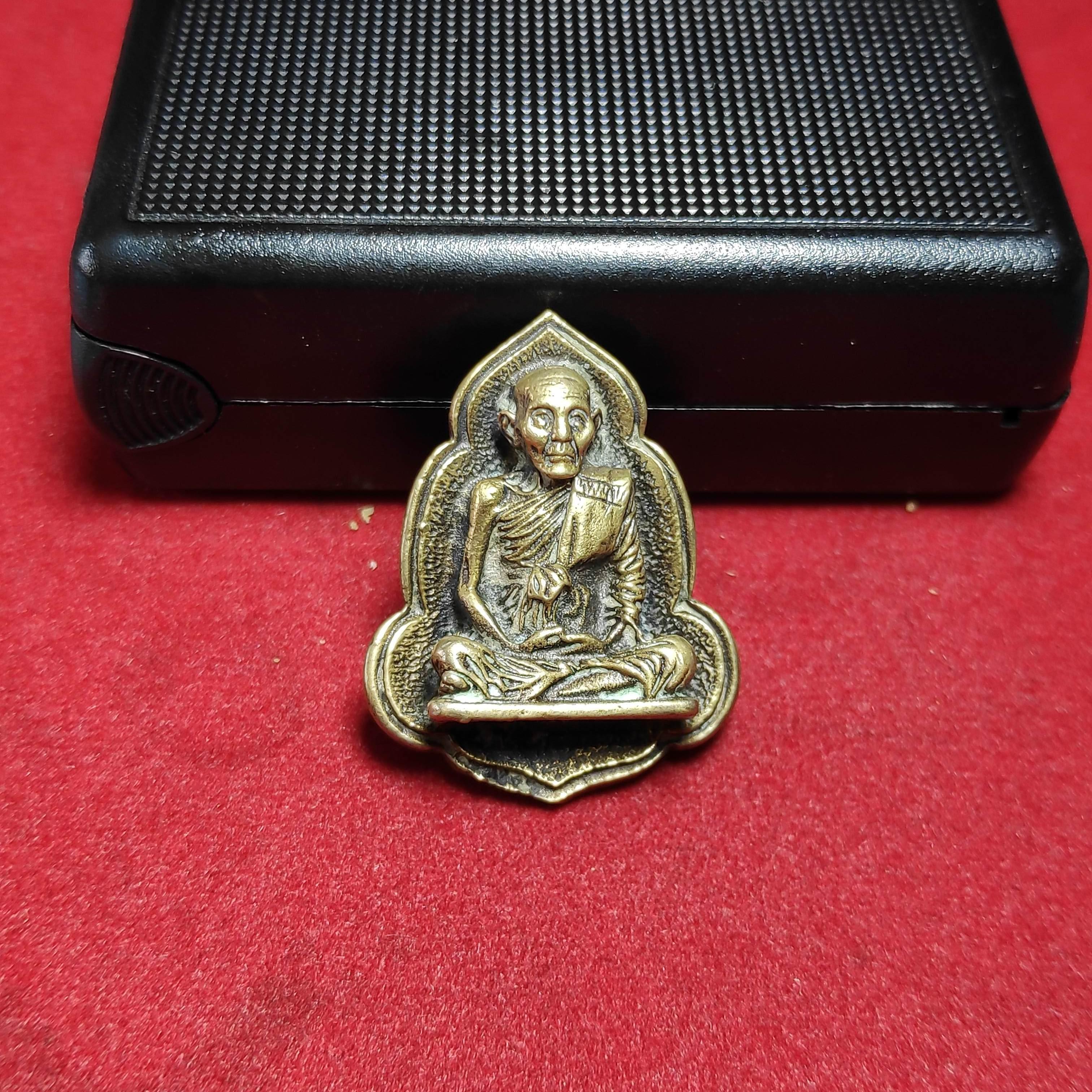 เหรียญหล่อหลวงปู่หนูวัดทุ่งเเหลมหลังหนุมานเชิญธง