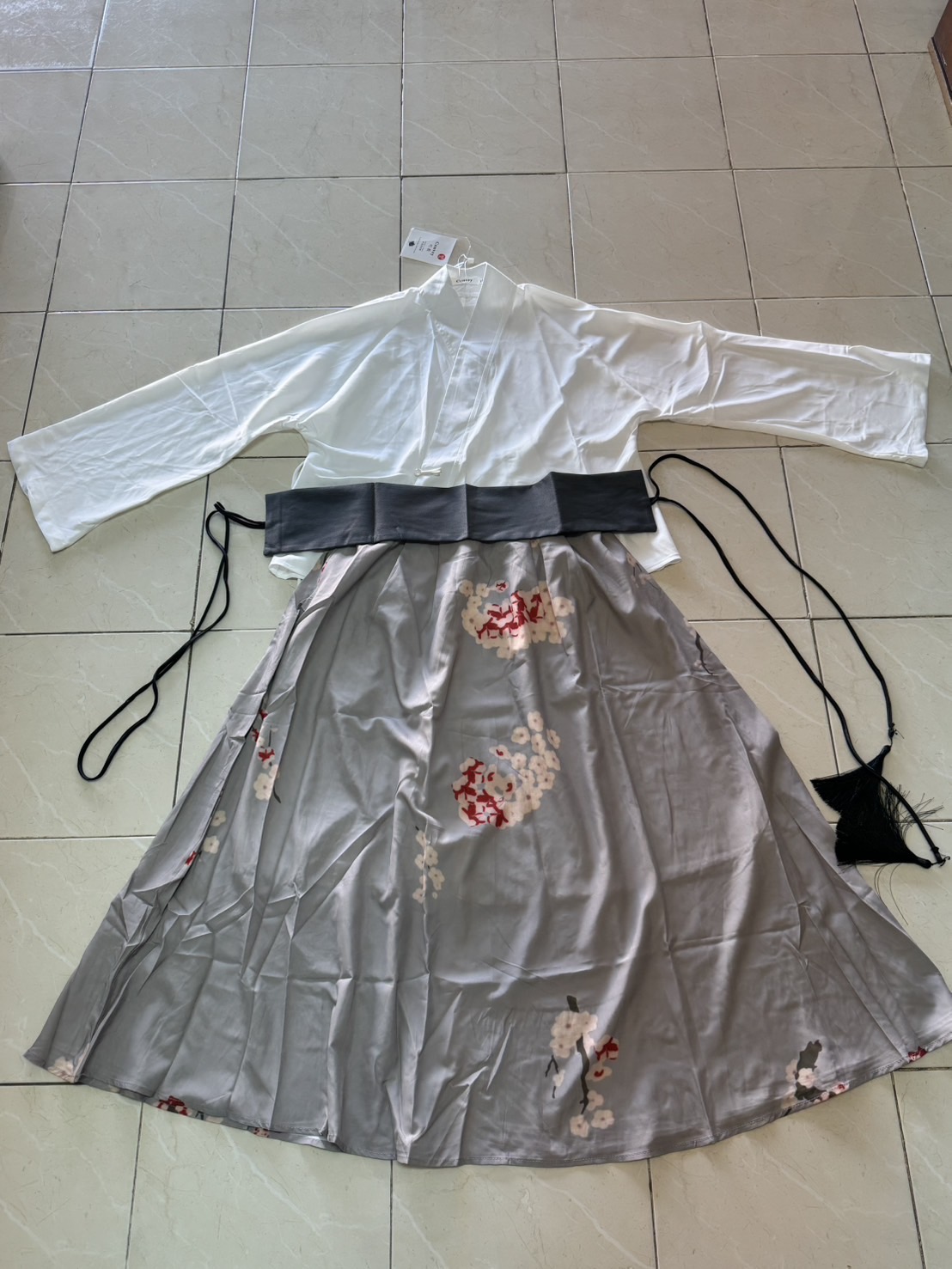 ชุดหม่าเมี่ยนยาว เสื้อขาว+กระโปรงเทา รหัส 589