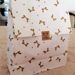 โปรโมชั่น//ถุงกระดาษสีแบบฐานตั้ง ไม่มีหูหิ้ว ไซส์เล็ก 23*12*7 สีขาว ลายโบว์ทอง