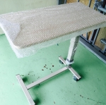 โต๊ะคร่อมเตียงลายไม้ งานไม้ลามิเนต ปรับแบบโช๊ค รหัส MEU03