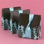 กล่องใส่ของชำร่วย เปิดบน ทรงสูง พื้นฟ้า ลายเส้นสีน้ำตาล 6.8x8.3+3.5