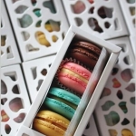 โปรโมชั่น//กล่องมาการองใส่ 4 ชิ้น ลายฉลุ 5.8x12.8x4 สีขาว **แพ็ค 50 ใบ**