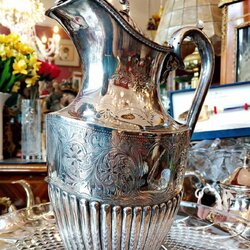 โถเครื่องเงินสำหรับใส่เครื่องดื่มจากอังกฤษ