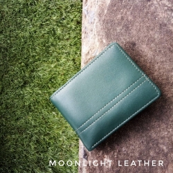 กระเป๋าสตางค์หนังแท้ 100% ไซส์เล็กแต่ใส่แบงค์พันได้ สีเขียวเข้ม ทำจากหนังวัวฟอกเรียบแบบกันน้ำ ทนทานไม่ลอกร่อน มีกล่องแบรนด์แท้