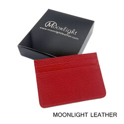 ซองการ์ดหนังแท้ Moonlight รุ่น Simply สีแดง ทำจากหนังวัวแท้ นิ่มและนุ่มมาก เรียบ ทนทาน พกใส่กระเป๋าเสื้อได้ มีกล่องให้
