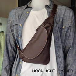 กระเป๋าคาดหน้าอก หนังวัวแท้ Moonlight รุ่น Bermuda สีน้ำตาลเข้ม เบาบาง หนังฟอกนิ่มมาก แข็งแรง ทนทาน สายปรับความยาวได้