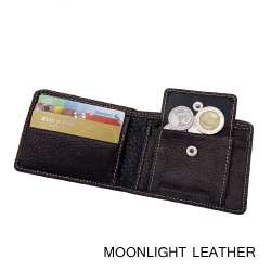 กระเป๋าสตางค์หนังแท้ 100% สีดำ ใบเล็กกระทัดรัดแต่ใส่แบงค์พันได้ มีช่องใส่เหรียญ ทำจากหนังวัวฟอกนุ่มทุกสัมผัส บางเบามีกล่องเป็นของขวัญได้