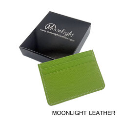 ซองการ์ดหนังแท้ Moonlight รุ่น Simply สีเขียว ทำจากหนังวัวแท้ นิ่มและนุ่มมาก เรียบ ทนทาน พกใส่กระเป๋าเสื้อได้ มีกล่องให้