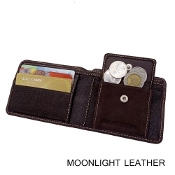 กระเป๋าสตางค์หนังแท้ 100% สีน้ำตาลเข้ม ใบเล็กกระทัดรัดแต่ใส่แบงค์พันได้ มีช่องใส่เหรียญ ทำจากหนังวัวฟอกนุ่มทุกสัมผัส บางเบามีกล่องเป็นของขวัญได้