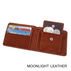 กระเป๋าสตางค์หนังแท้ 100% สีน้ำตาลอ่อน ใบเล็กกระทัดรัดแต่ใส่แบงค์พันได้ มีช่องใส่เหรียญ ทำจากหนังวัวฟอกนุ่มทุกสัมผัส บางเบามีกล่องเป็นของขวัญได้