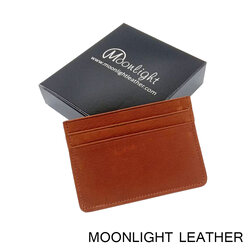 ซองการ์ดหนังแท้ Moonlight รุ่น Simply สีน้ำตาลอ่อน ทำจากหนังวัวแท้ นุ่มมาก เรียบ ทนทาน พกใส่กระเป๋าเสื้อได้ มีกล่องให้
