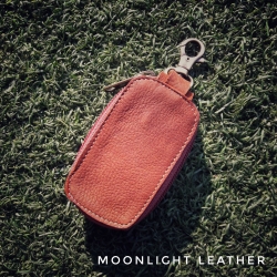 พวงกุญแจหนังแท้ แฮนด์เมด ใส่รีโมทรถยนต์ได้ ทำจากหนังวัวแท้ สีแทน นุ่มนิ่ม ทนทาน แข็งแรง พกพาง่าย พร้อมกล่องเป็นของขวัญได้