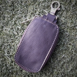 พวงกุญแจหนังแท้ แฮนด์เมด ใส่รีโมทรถยนต์ได้ ทำจากหนังวัวแท้ สีน้ำตาลเข้ม นุ่มนิ่ม ทนทาน แข็งแรง พกพาง่าย พร้อมกล่องเป็นของขวัญได้