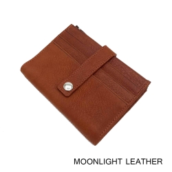 กระเป๋าใส่บัตรหนังแท้ รุ่น Winn สีน้ำตาลอ่อน ใส่บัตรได้มากถึง 9 ใบ ใส่แบงค์ได้ด้วยการพับครึ่ง มีซิปใส่เหรียญได้ หนังนิ่มมาก ไม่ลอกไม่ร่อน