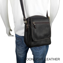 กระเป๋าสะพายหนังแท้ ทำจากหนังวัว สำหรับผู้ชาย รุ่น Maxell สีน้ำตาลเข้ม แบรนด์ Moonlight ใส่ของจุใจ พร้อมถุงกันฝุ่น ประกัน 1 ปี