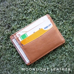 กระเป๋าใส่บัตร หนังแท้ รุ่น Radon สีน้ำตาลอ่อน ทนทาน บางเฉียบ นิ่มมาก พกพาง่าย ใส่แบงค์พันได้ มีกล่อง