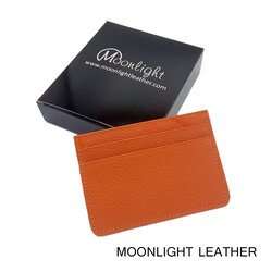 ซองการ์ดหนังแท้ Moonlight รุ่น Simply สีส้ม ทำจากหนังวัวแท้ นิ่มและนุ่มมาก เรียบ ทนทาน พกใส่กระเป๋าเสื้อได้ มีกล่องให้
