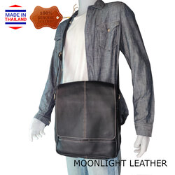 กระเป๋าหนังแท้สะพายข้าง สำหรับผู้ชาย Moonlight รุ่น Giant สีดำ ทำจากหนังวัวแท้ทั้งใบ นิ่มมาก ขนาดใหญ่ ไม่ลอก