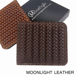 กระเป๋าตังค์หนังแท้ Handmade หนังวัวแบบออยพูลอัพ อัดลายสาน คมชัดลึก สวยจัด เท่สุด สีน้ำตาลเข้ม พร้อมกล่องเป็นของขวัญได้