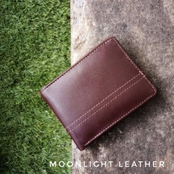 กระเป๋าสตางค์หนังแท้ 100% ไซส์เล็กแต่ใส่แบงค์พันได้ สีน้ำตาลเข้ม ทำจากหนังวัวฟอกเรียบแบบกันน้ำ ทนทานไม่ลอกร่อน มีกล่องแบรนด์แท้