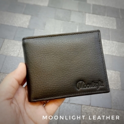 กระเป๋าสตางค์หนังแท้ 100% สีดำ ใบเล็กกระทัดรัดแต่ใส่แบงค์พันได้ ทำจากหนังวัวฟอกนิ่มสะท้อนน้ำ บางเบามีกล่องเป็นของขวัญได้