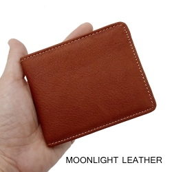 กระเป๋าสตางค์หนังแท้ 100% สีน้ำตาลอ่อน ใบเล็กกระทัดรัดแต่ใส่แบงค์พันได้ ใส่บัตรได้ 8 ใบ ทำจากหนังวัวฟอกนุ่มทุกสัมผัส บางเบามีกล่องเป็นของขวัญได้