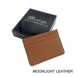 ซองการ์ดหนังแท้ Moonlight รุ่น Simply สีน้ำตาลอ่อน ทำจากหนังวัวแท้ นิ่มและนุ่มมาก เรียบ ทนทาน พกใส่กระเป๋าเสื้อได้ มีกล่องให้