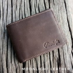 กระเป๋าสตางค์ชายหนังแท้ Moonlight 3 พับสั้น อินดี้สุดๆ หนังนุ่มมาก ใส่บัตรได้เป็นโหล สีน้ำตาลเข้ม มีกล่องเป็นของขวัญได้