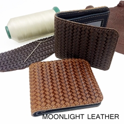 กระเป๋าตังค์หนังแท้ Handmade หนังวัวแบบออยพูลอัพ อัดลายสาน คมชัดลึก สวยจัด เท่สุด สีน้ำตาลอ่อน พร้อมกล่องเป็นของขวัญได้