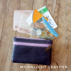 กระเป๋าใส่เหรียญหนังแท้ MOONLIGHT รุ่น Purin สีม่วง หนังวัว นุ่ม ไม่ลอก มี 3 ช่อง ใส่แบงค์ ใส่บัตรได้ มีกล่องสวย
