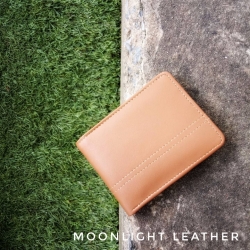 กระเป๋าสตางค์หนังแท้ 100% ไซส์เล็กแต่ใส่แบงค์พันได้ สีน้ำตาลอ่อน ทำจากหนังวัวฟอกเรียบแบบกันน้ำ ทนทานไม่ลอกร่อน มีกล่องแบรนด์แท้