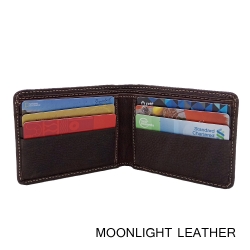 กระเป๋าสตางค์หนังแท้ 100% สีน้ำตาลเข้ม ใบเล็กกระทัดรัดแต่ใส่แบงค์พันได้ ใส่บัตรได้ 8 ใบ ทำจากหนังวัวฟอกนุ่มทุกสัมผัส บางเบามีกล่องเป็นของขวัญได้