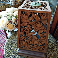 โคมไฟตั้งโต๊ะงานไม้แกะลายดอกพุตตาล