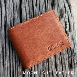 กระเป๋าสตางค์ชายหนังแท้ Moonlight 3 พับสั้น อินดี้สุดๆ หนังนุ่มมาก ใส่บัตรได้เป็นโหล สีน้ำตาลอ่อน มีกล่องเป็นของขวัญได้