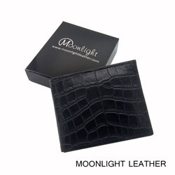 กระเป๋าสตางค์หนังวัวแท้ สำหรับผู้ชาย แบรนด์ Moonlight รุ่น Lux II สีดำอัดลายหนังจระเข้ สวย ทน เบาบาง นิ่มมาก พร้อมกล่องเป็นของขวัญได้