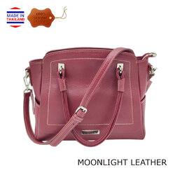 กระเป๋าหนังแท้ MOONLIGHT รุ่น Mi สีแดงเข้ม ทำจากหนังวัวแท้ เบา ทนทาน ไม่ลอก ยิ่งใช้ยิ่งสวย มีสายยาว มีช่องกั้นด้านใน