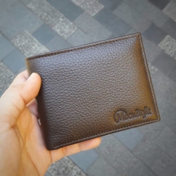 กระเป๋าสตางค์หนังแท้ 100% สีน้ำตาลเข้ม ใบเล็กกระทัดรัดแต่ใส่แบงค์พันได้ ทำจากหนังวัวฟอกนิ่มสะท้อนน้ำ บางเบามีกล่องเป็นของขวัญได้