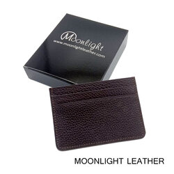 ซองการ์ดหนังแท้ Moonlight รุ่น Simply สีน้ำตาลเข้ม ทำจากหนังวัวแท้ นิ่มและนุ่มมาก เรียบ ทนทาน พกใส่กระเป๋าเสื้อได้ มีกล่องให้