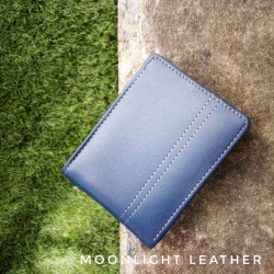 กระเป๋าสตางค์หนังแท้ 100% ไซส์เล็กแต่ใส่แบงค์พันได้ สีน้ำเงิน ทำจากหนังวัวฟอกเรียบแบบกันน้ำ ทนทานไม่ลอกร่อน มีกล่องแบรนด์แท้