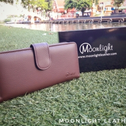 กระเป๋าสตางค์ผู้หญิง ใบยาวสวย สีน้ำตาล ทำจากหนังวัวแท้แสนนุ่ม ทนทาน โดนน้ำได้ ไม่ลอกร่อน พร้อมกล่องแบรนด์แท้ Moonlight