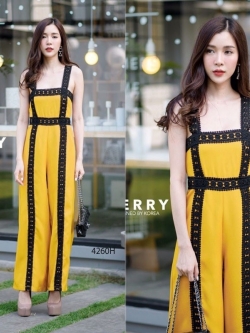 จั้มสูทขายาวสีเหลือง ต่อสายลูกไม้สีดำ