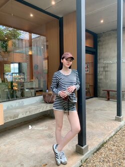 ชุดชิวแบบสาวเทสดีแบบติดแกรมเบาๆ ใส่ได้ชิลๆ ฟีลนี้ลูกค้าร้านเราชอบสุดๆ ลายริ้ววว แต่งลูกไม้ ติดน้องม้าแต่งชุด 🐴 ได้ไปทั้งชุด 𝗦𝗲𝘁 𝟮 (เสื้อ+กางเกง) เอวี่เดย์ลุคได้เลยค่าชุดนี้ Freesize อก32-40” เอว 22-30“ มี 1 สีตามรูป