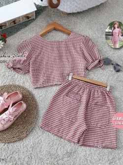 เสื้อคอเหลี่ยมแขนตุ๊กตาผูกโบว์น่ารักผ่าหน้าติดกระดุม สกรีนลายเชอรี่ ใส่คู่กางเกงขาสั้น